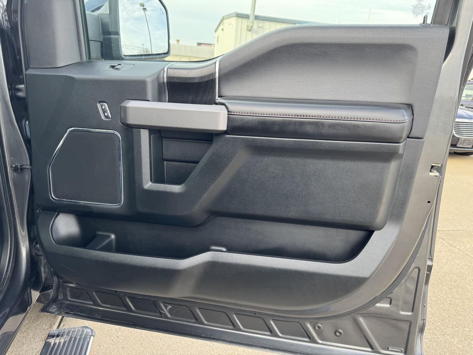 Vehicle photo 23