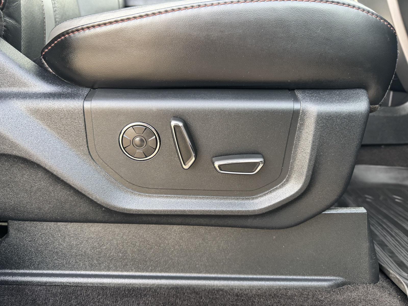 Vehicle photo 26