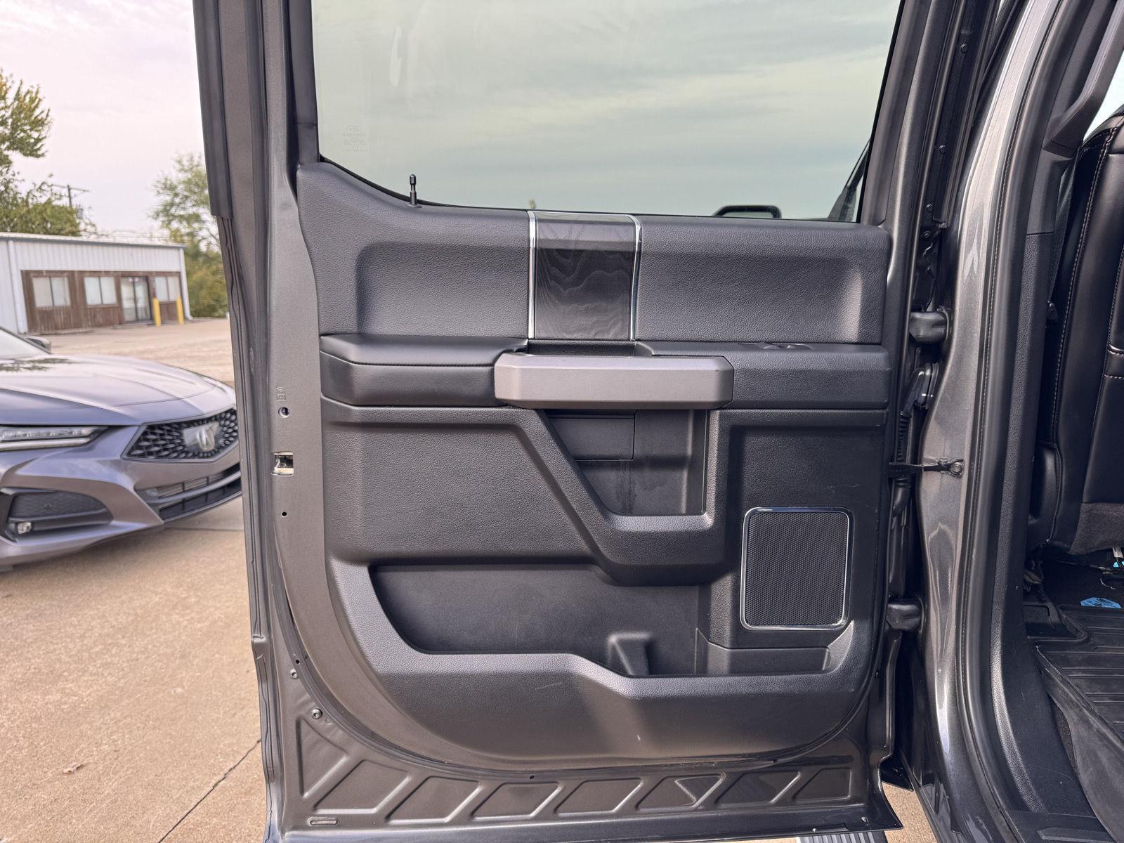 Vehicle photo 29