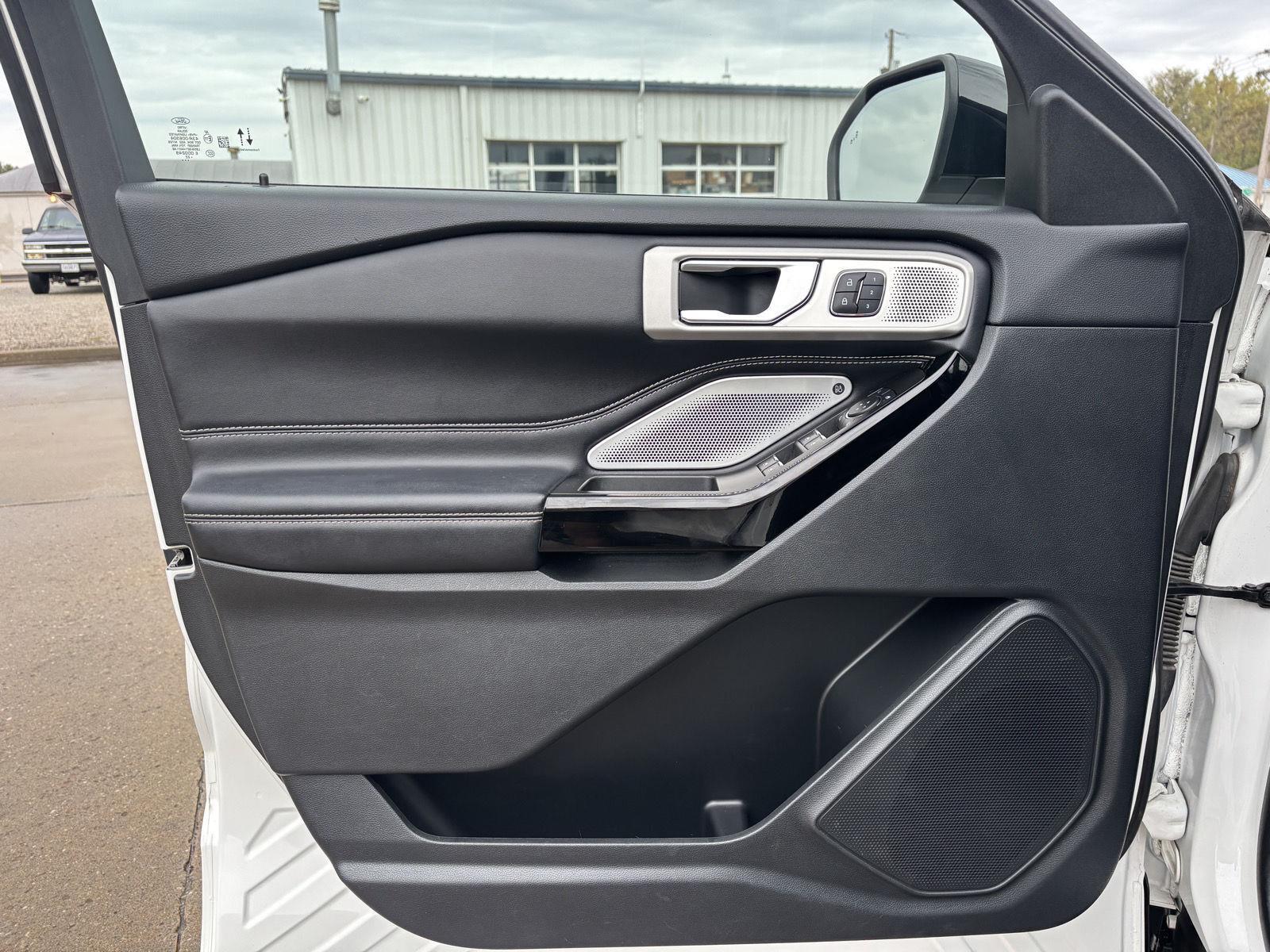 Vehicle photo 17