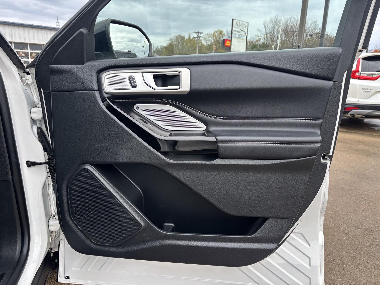 Vehicle photo 24