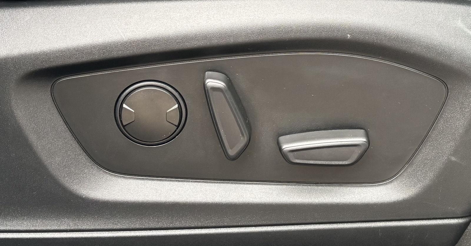 Vehicle photo 26