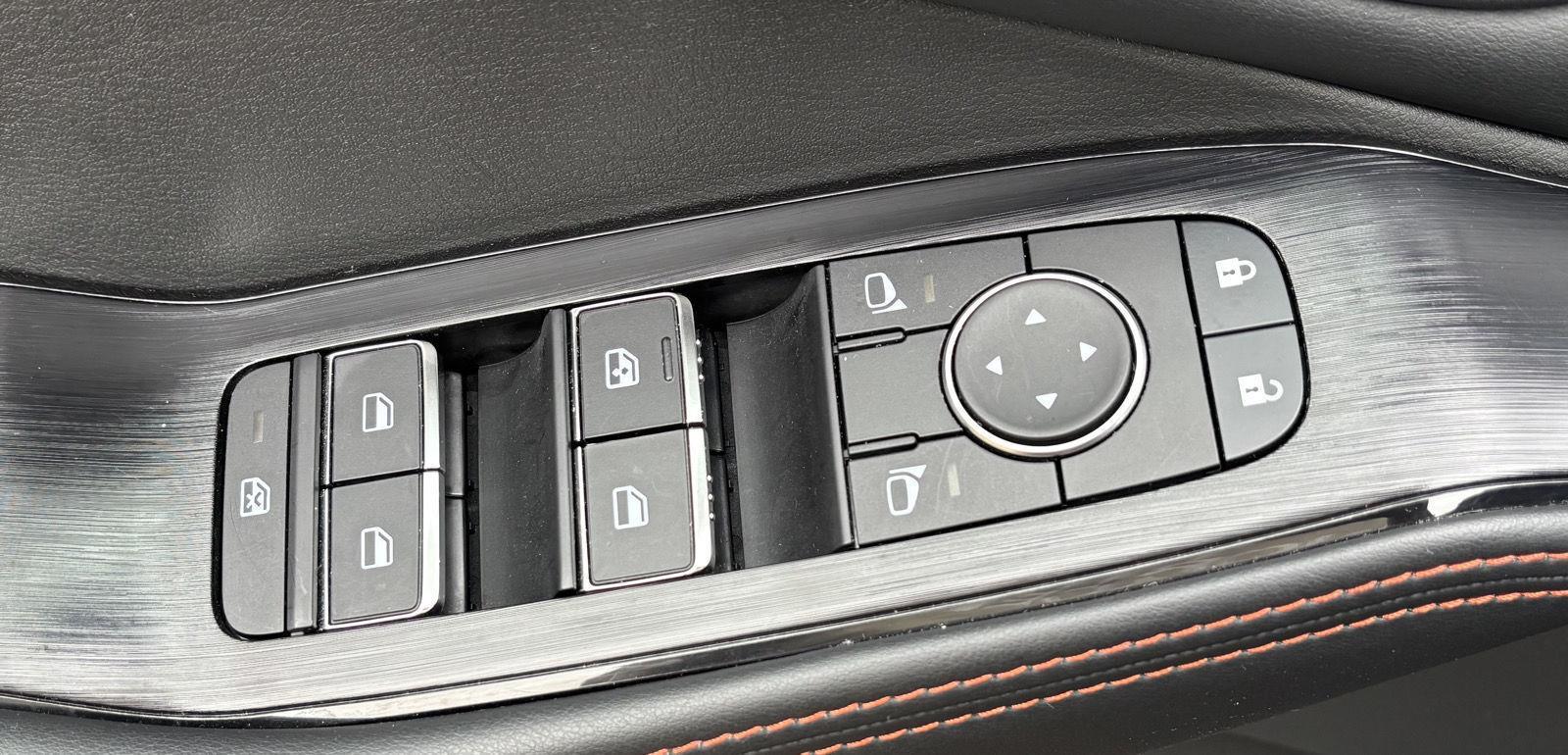 Vehicle photo 17