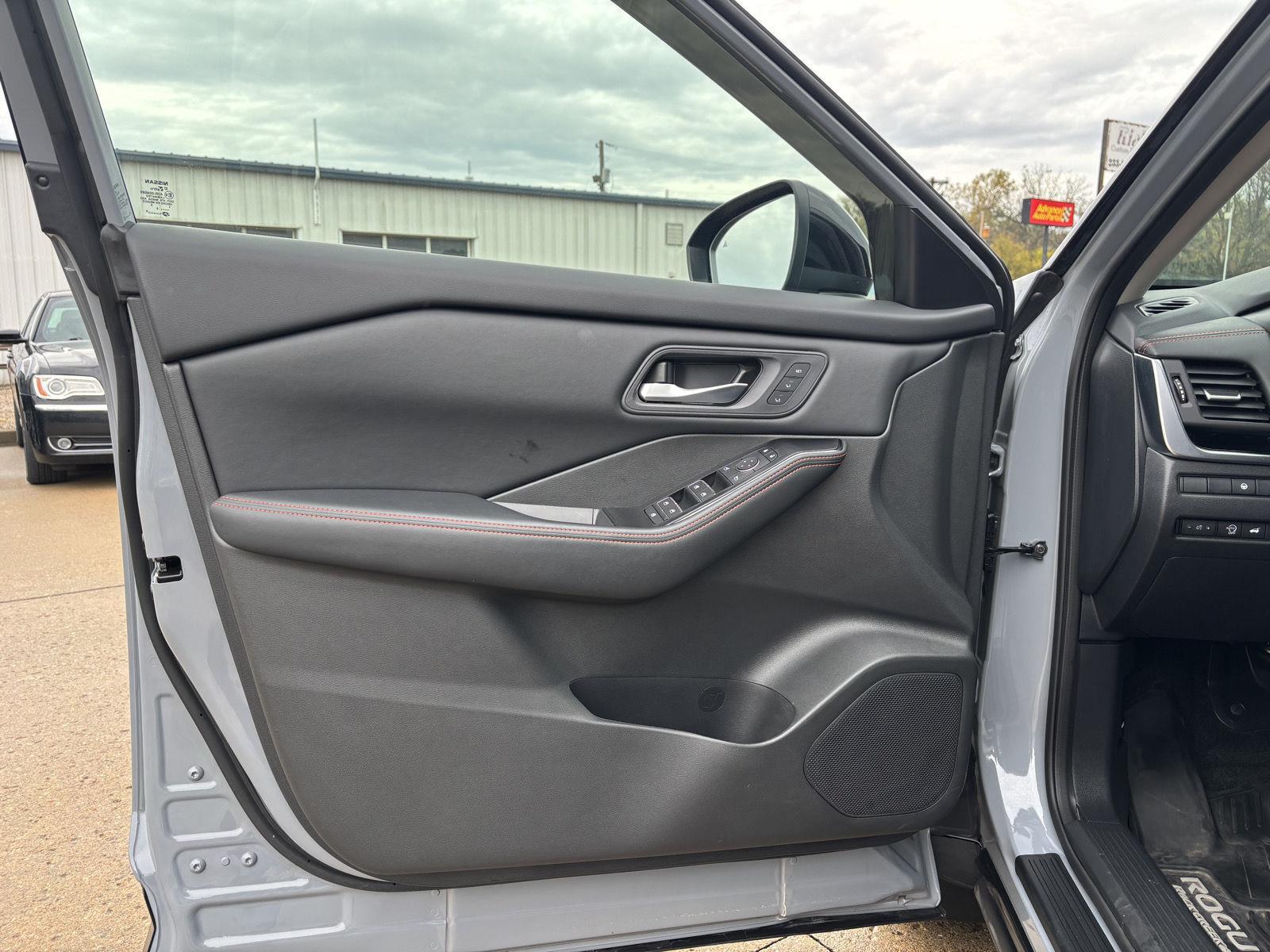 Vehicle photo 18