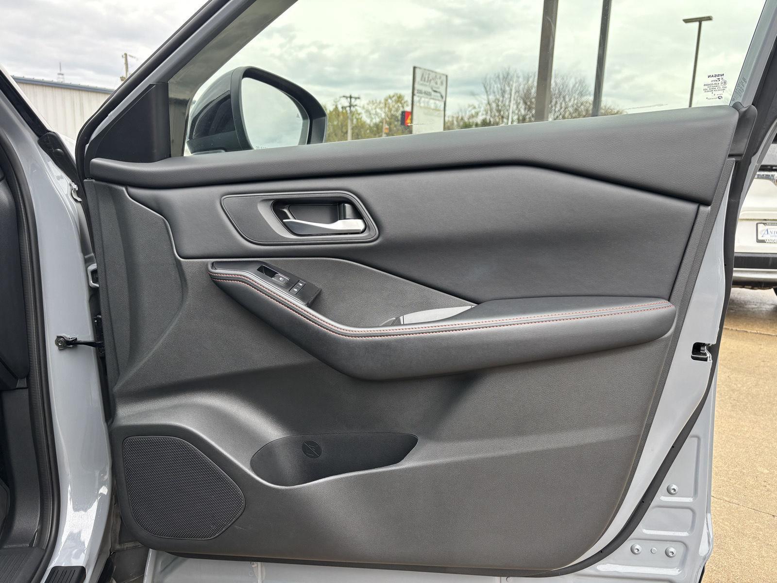 Vehicle photo 26