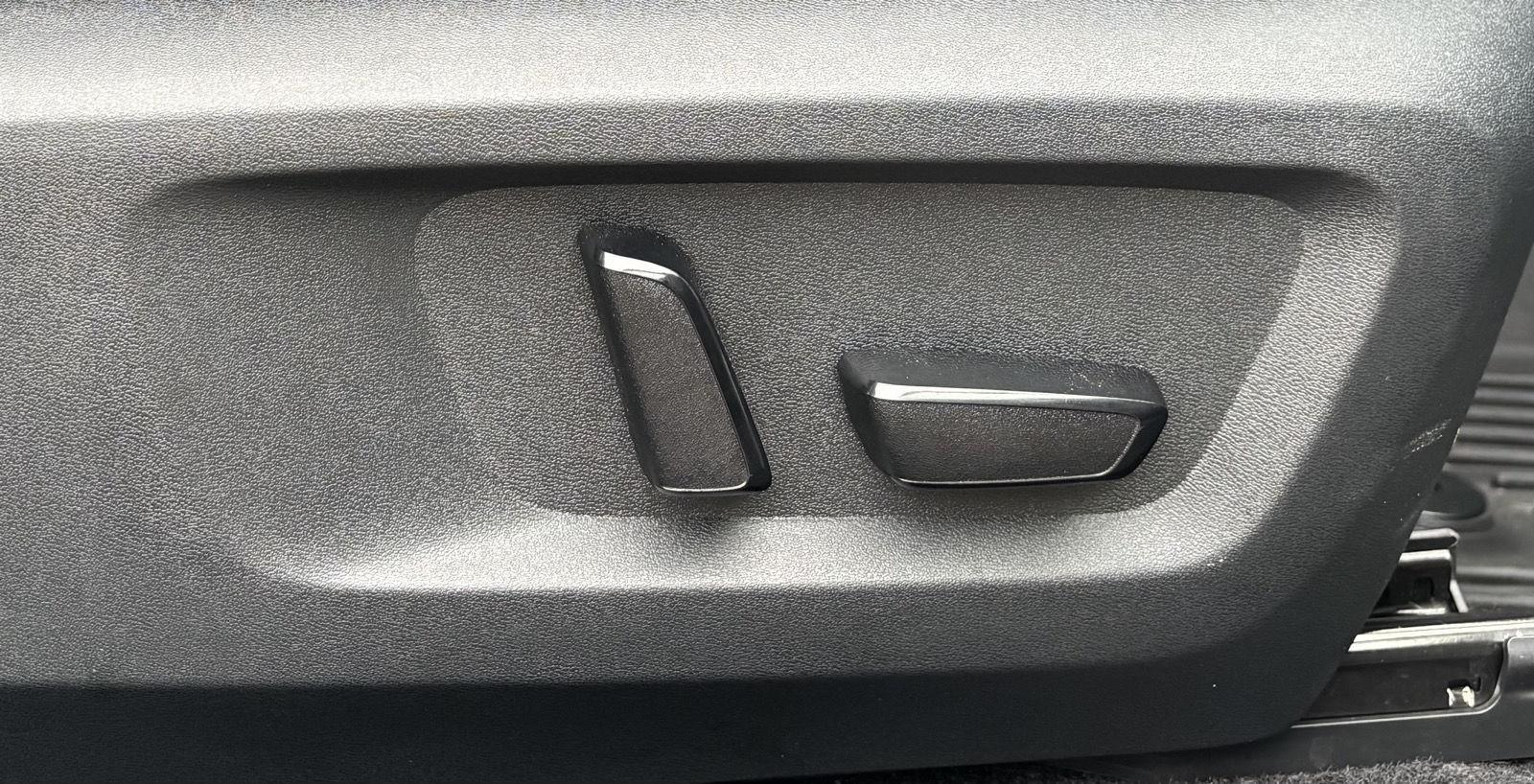 Vehicle photo 29