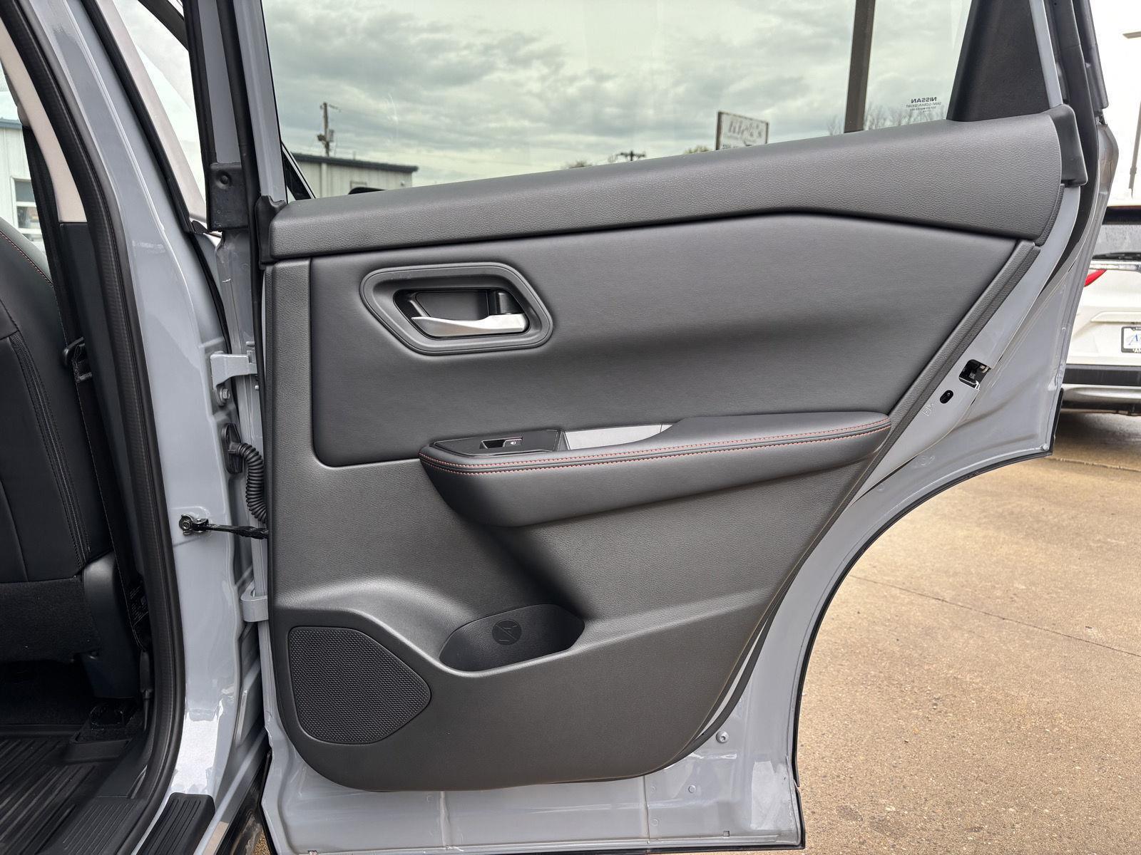 Vehicle photo 30