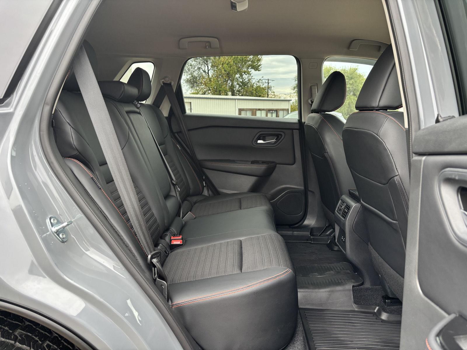Vehicle photo 31