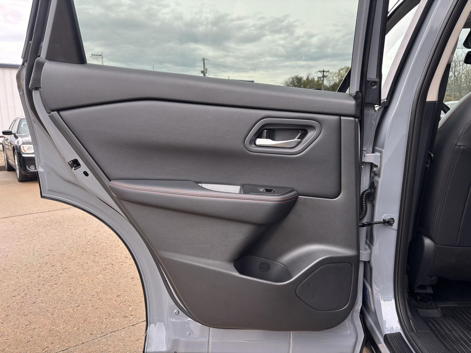 Vehicle photo 32