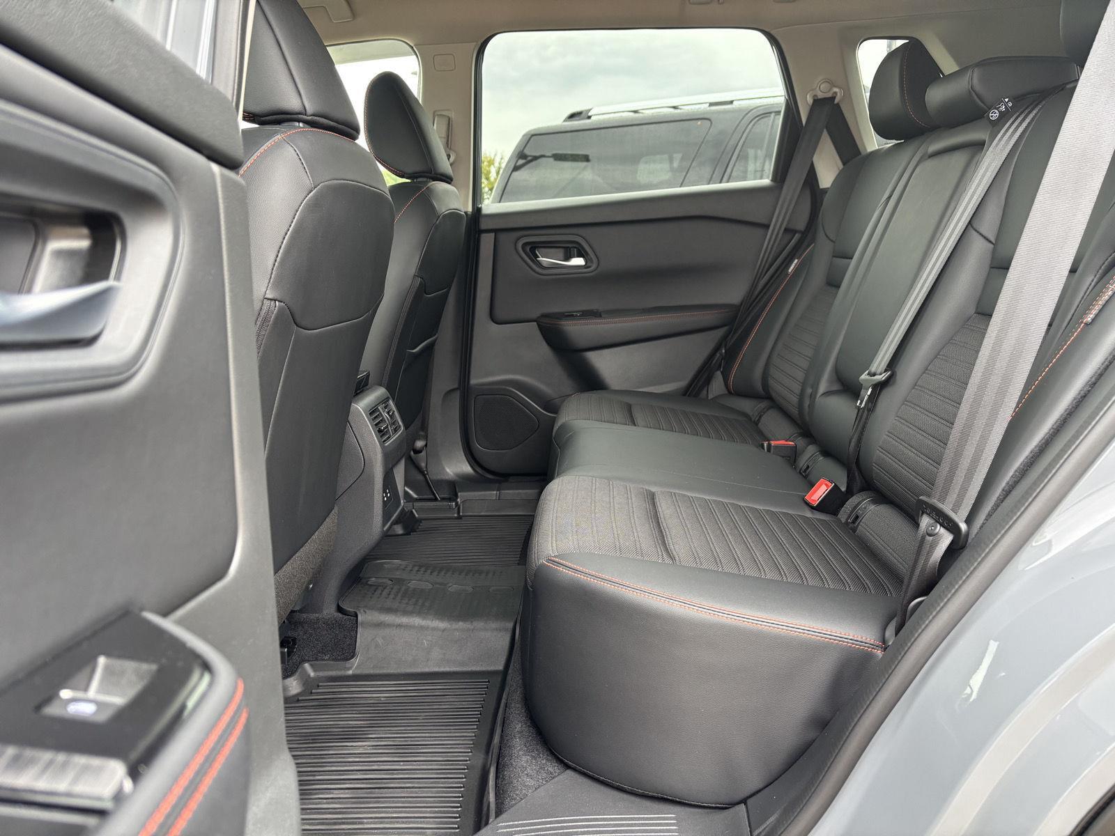 Vehicle photo 33