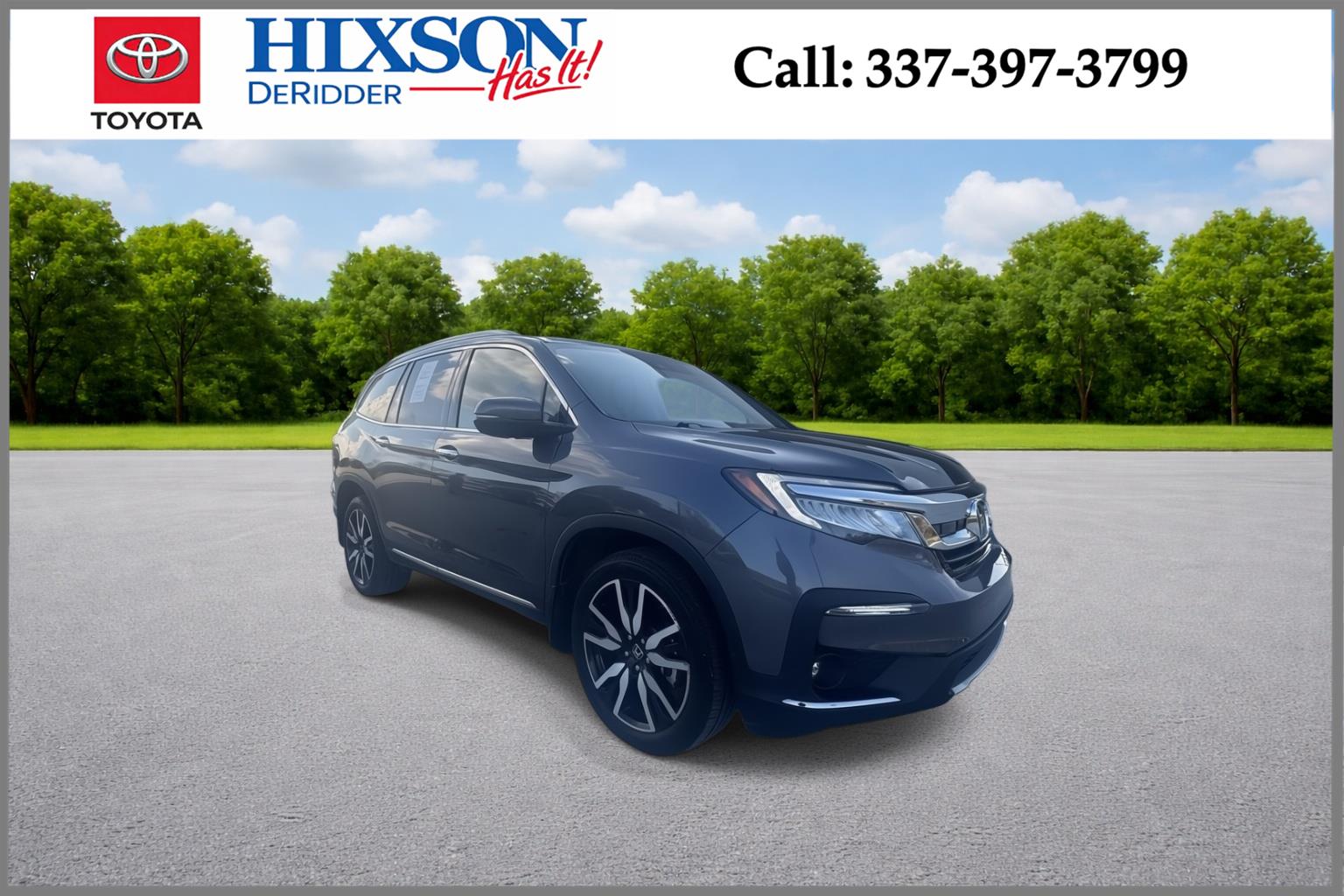 2022 Honda Pilot Touring AWD with Rear Captain's Chairs