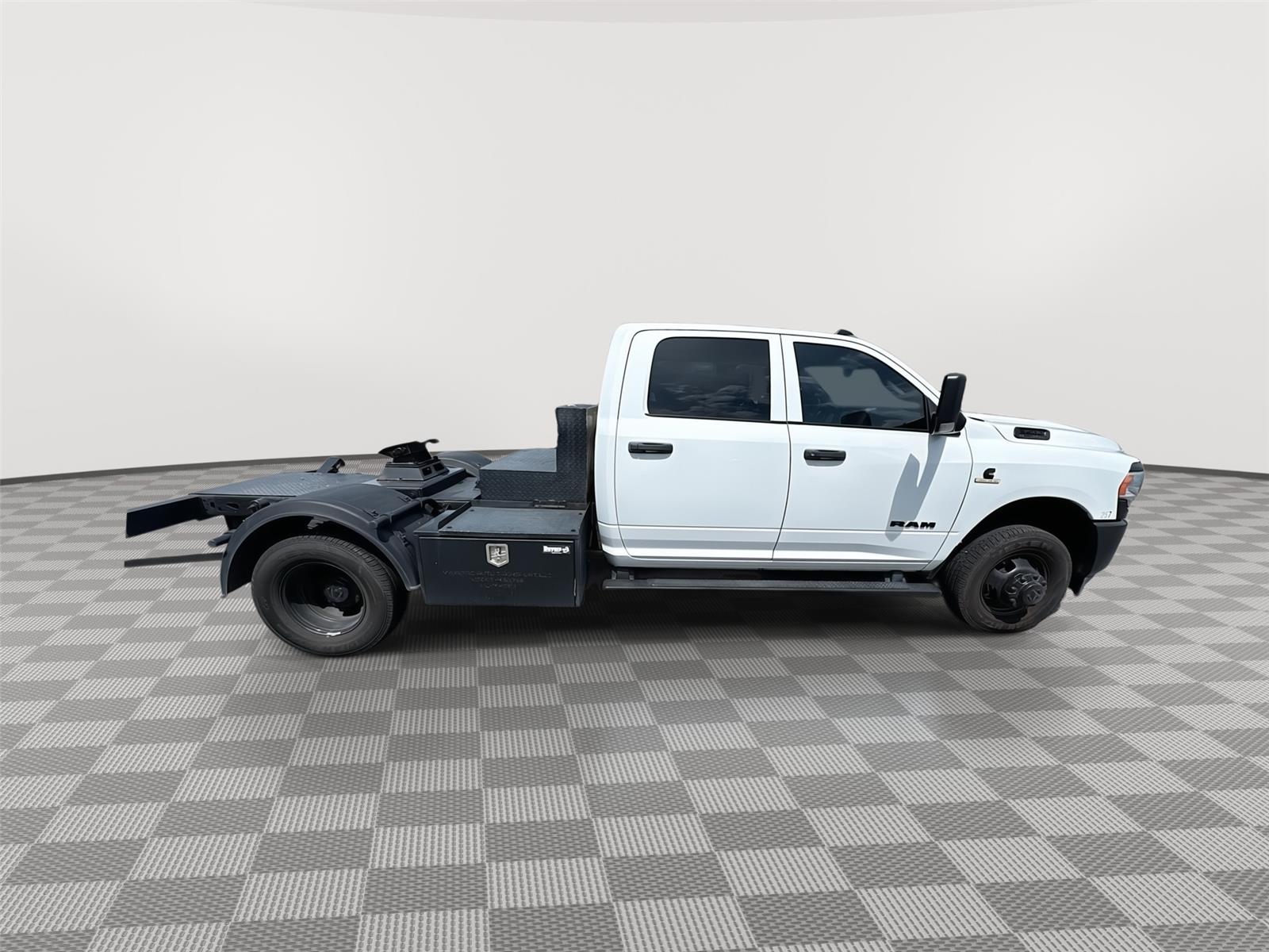 Bright White Clearcoat 2022 RAM 3500 Chassis Tradesman Crew Cab DRW RWD Pickup Truck 4X2 6-Speed Automatic