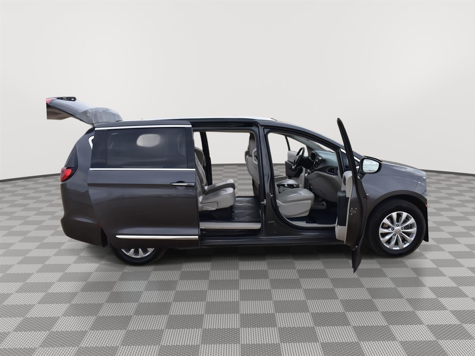 Used 2018 Chrysler Pacifica Touring L Minivans for sale in Grand Island NE
