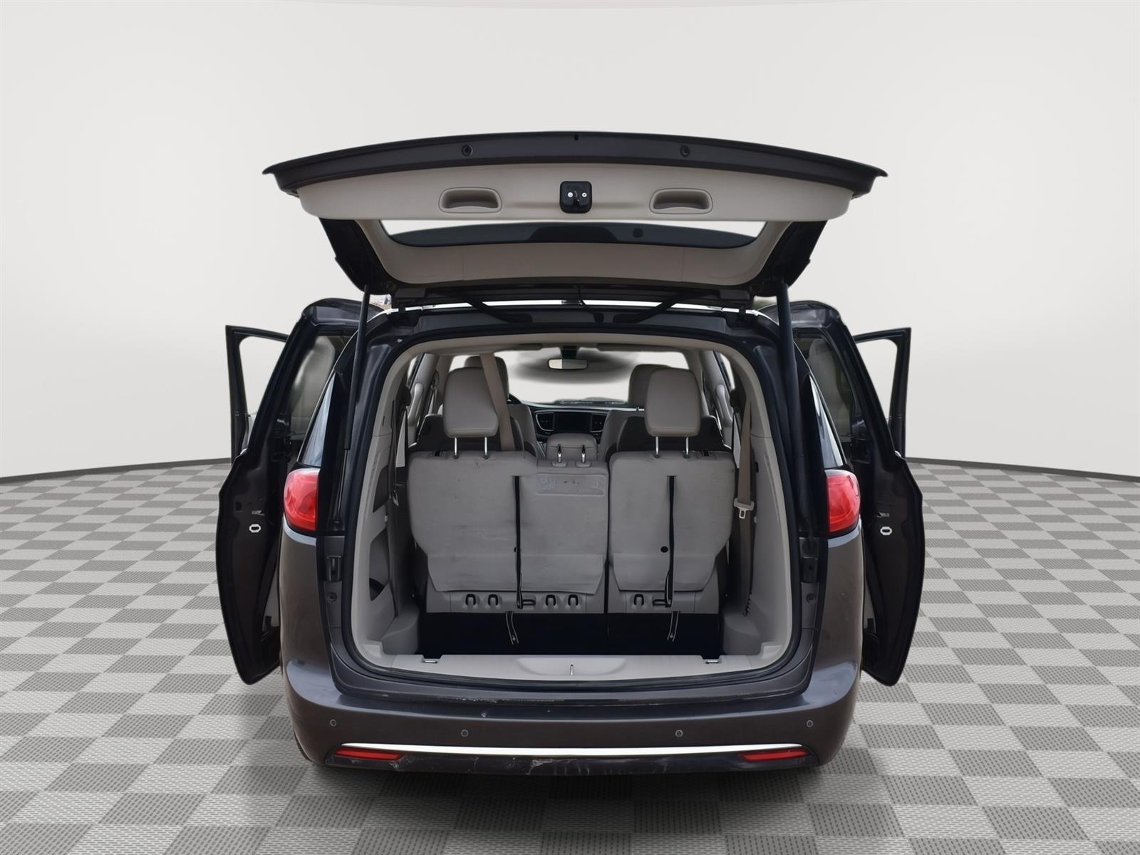 Used 2018 Chrysler Pacifica Touring L Minivans for sale in Grand Island NE