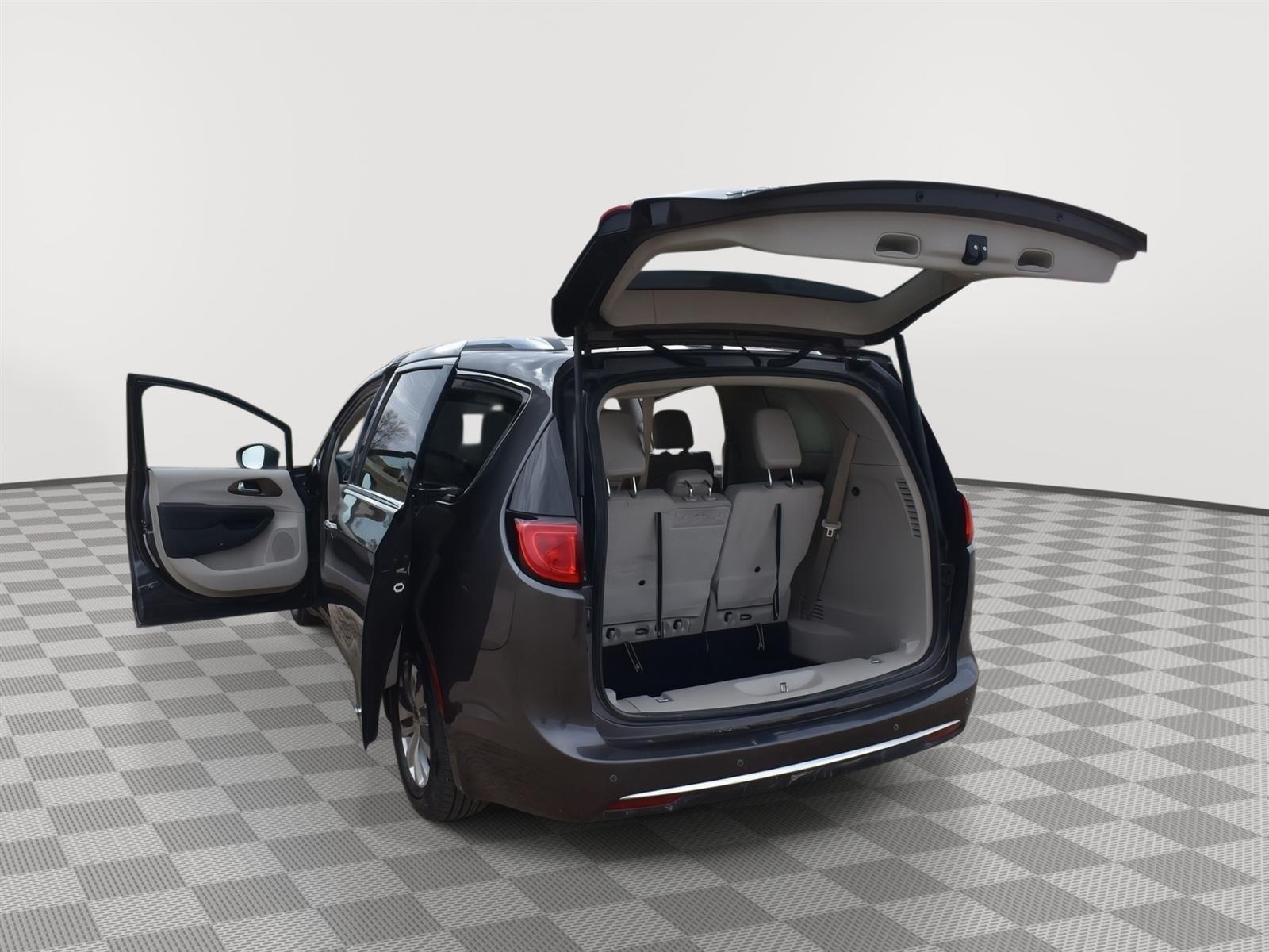 Used 2018 Chrysler Pacifica Touring L Minivans for sale in Grand Island NE