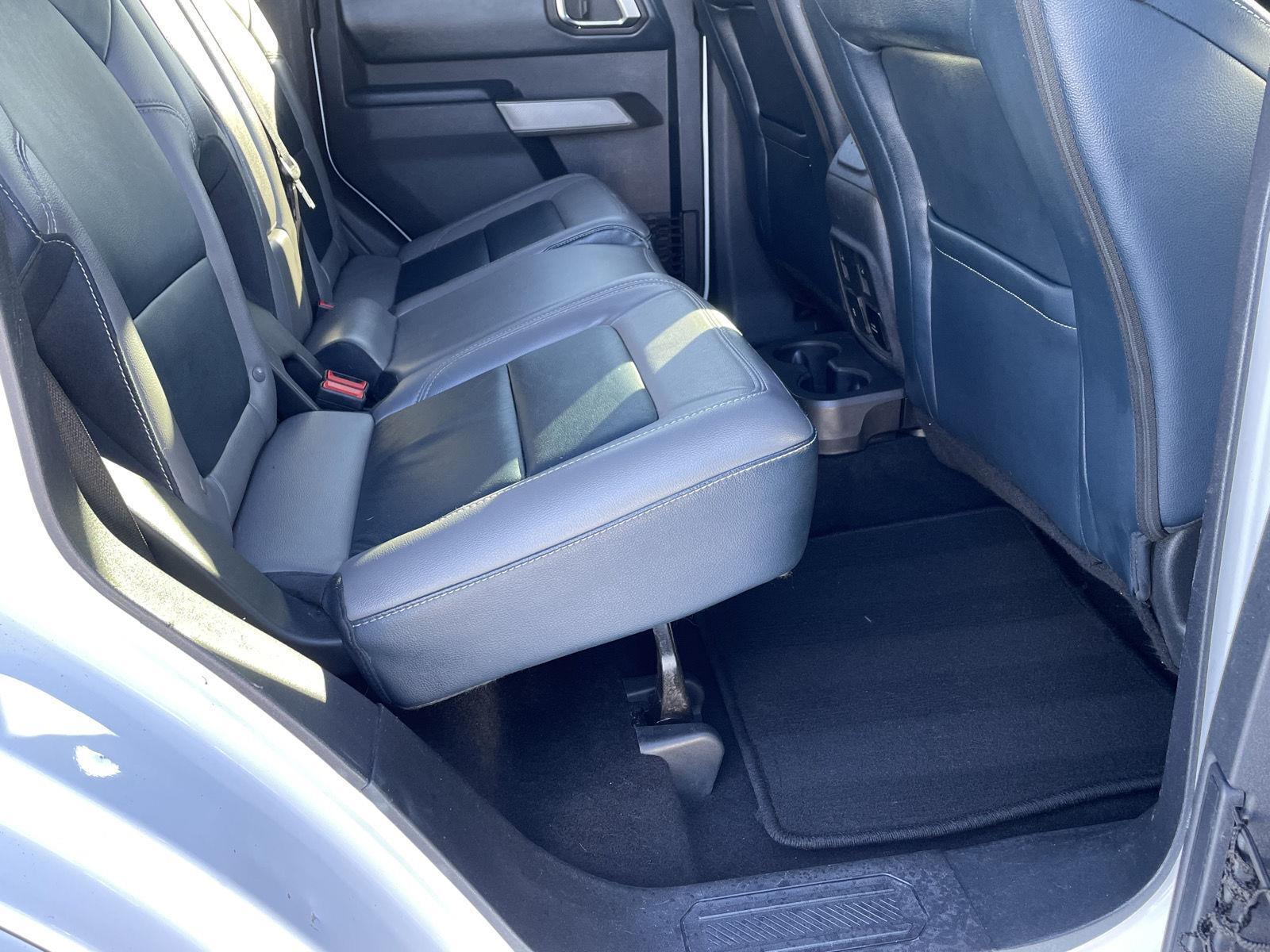 Vehicle photo 24