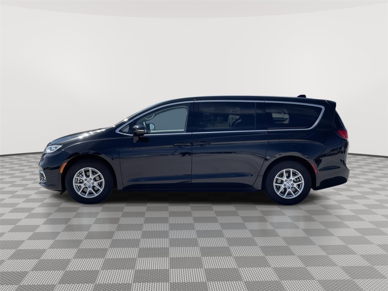 Used 2024 Chrysler Pacifica for sale in Grand Island NE