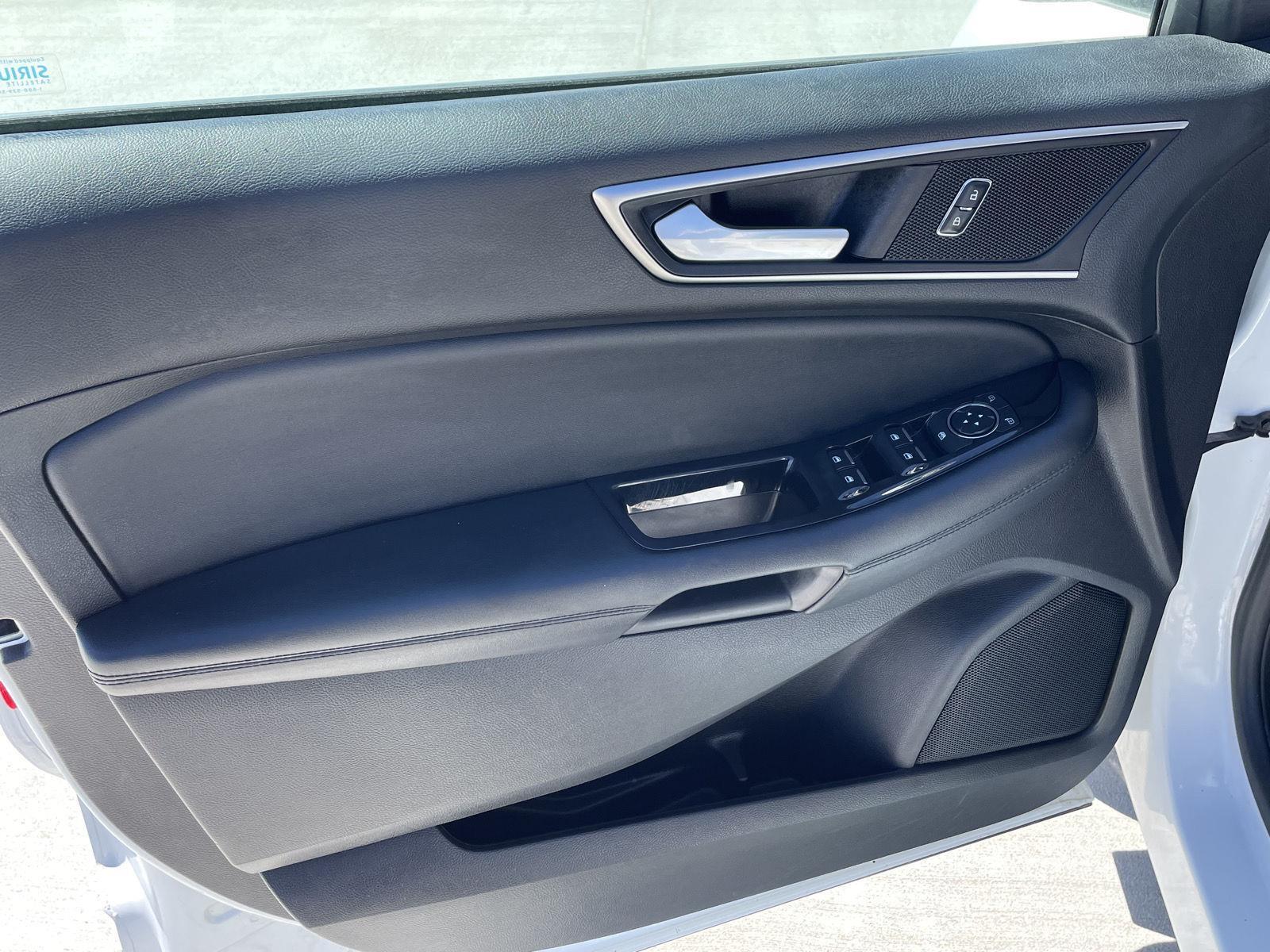 Vehicle photo 12