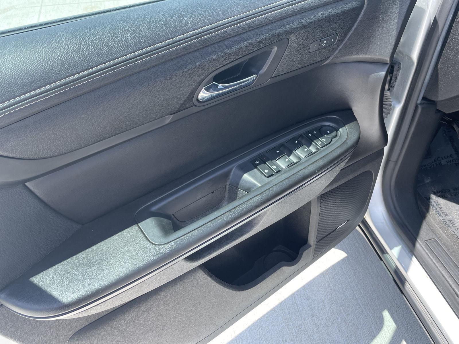 Vehicle photo 12