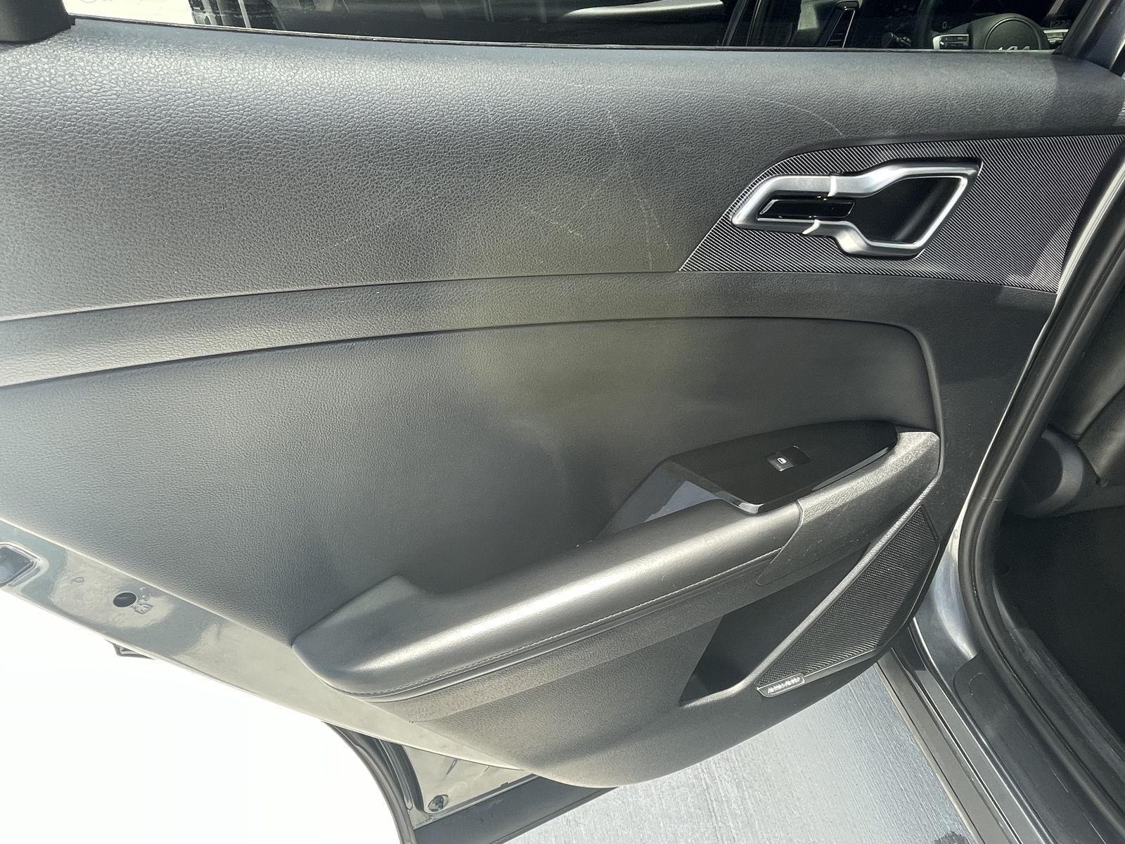 Vehicle photo 15