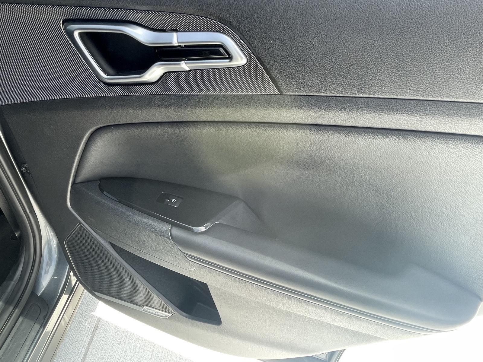 Vehicle photo 18