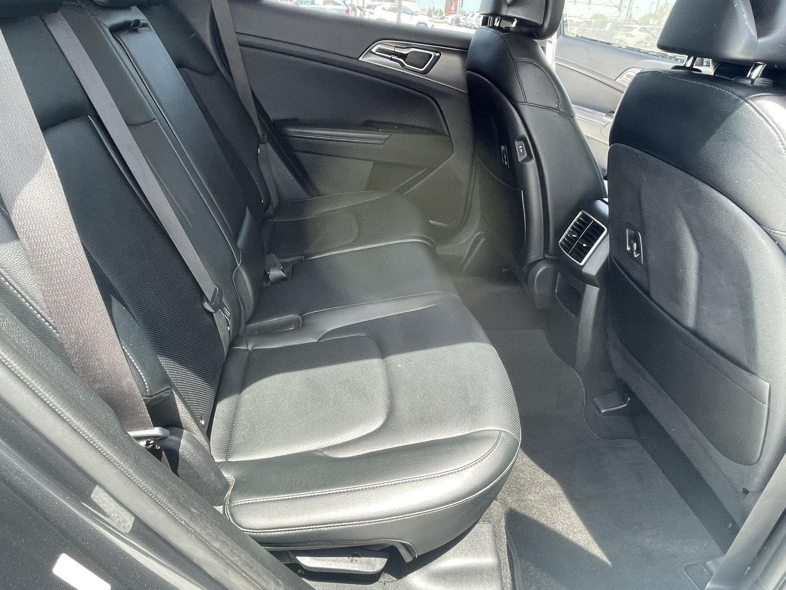 Vehicle photo 19