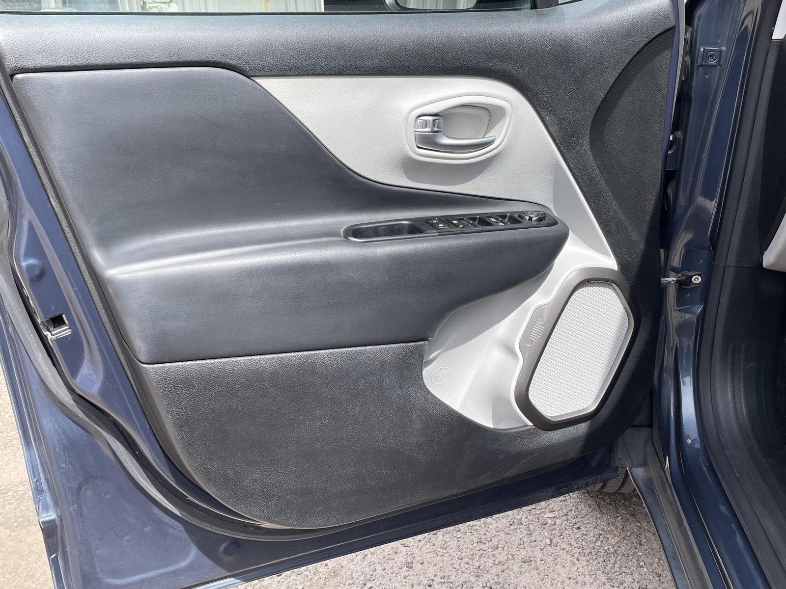 Vehicle photo 12