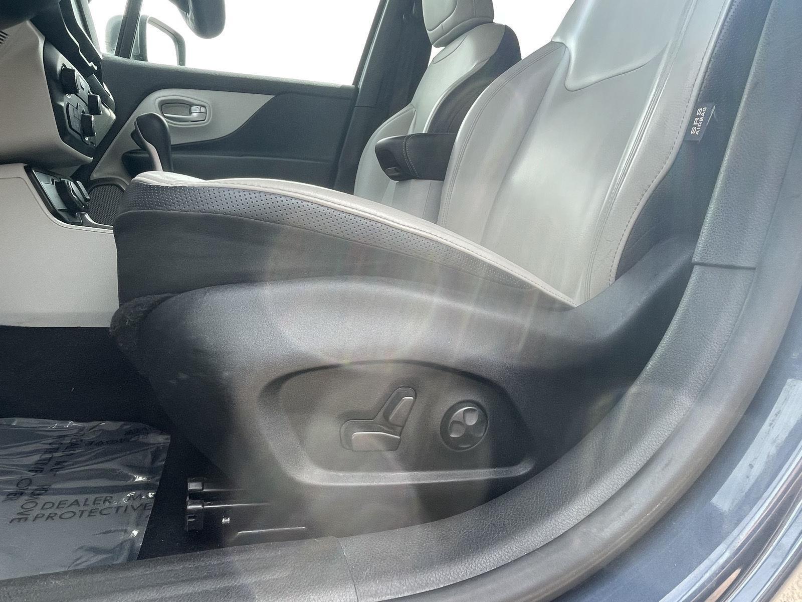 Vehicle photo 17