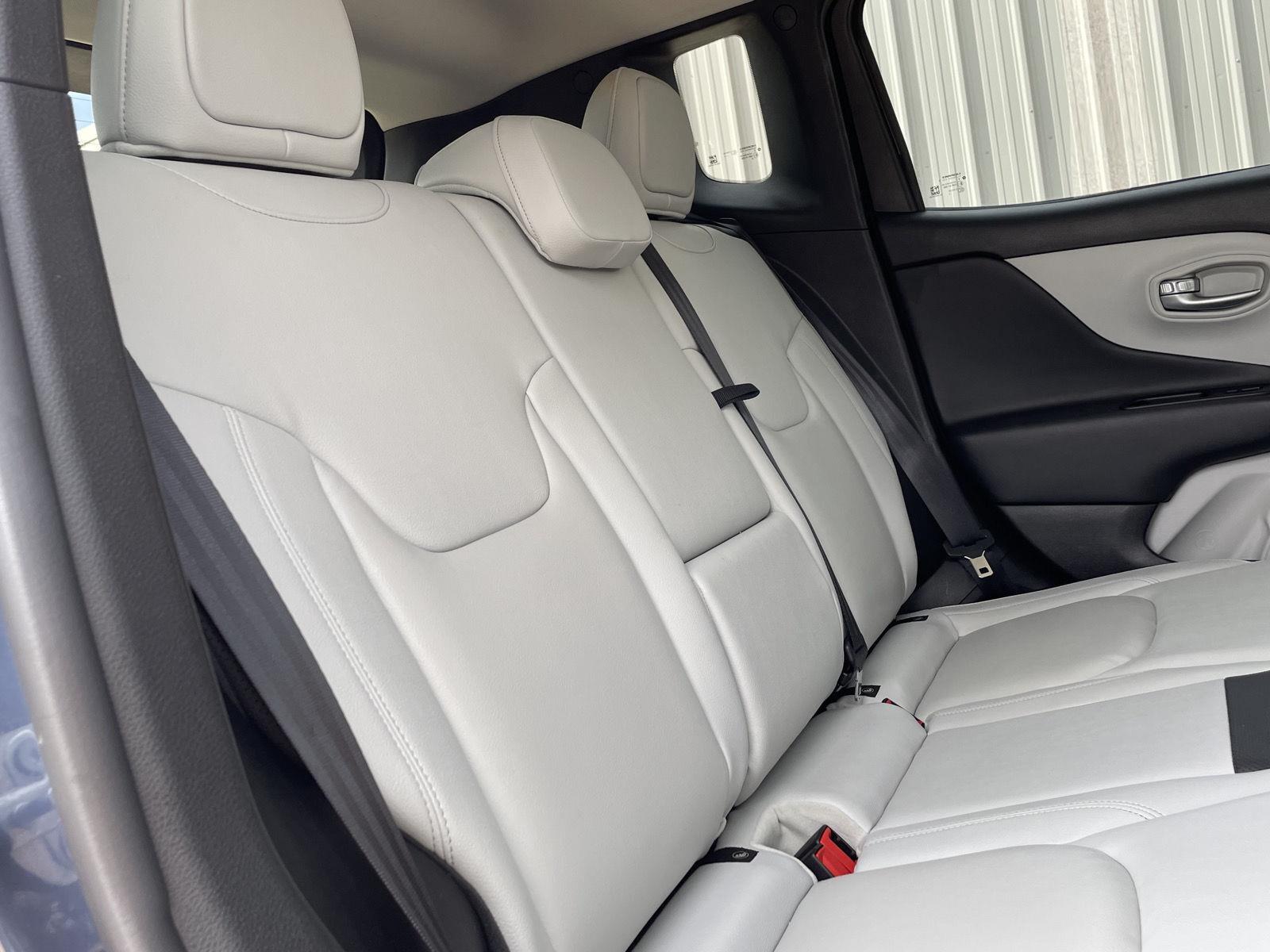 Vehicle photo 19