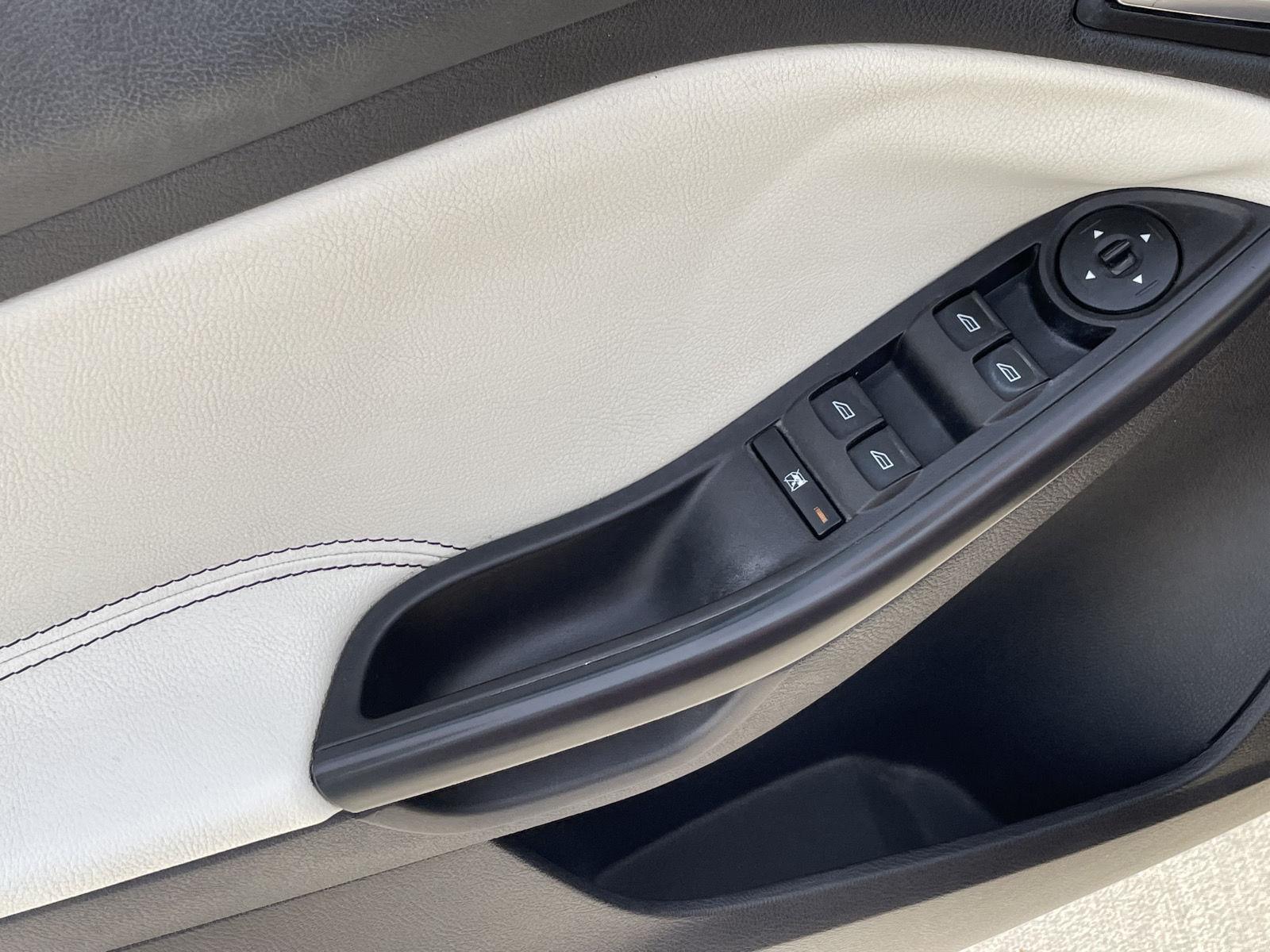 Vehicle photo 12