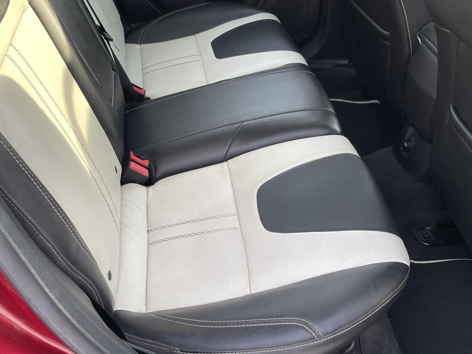 Vehicle photo 18