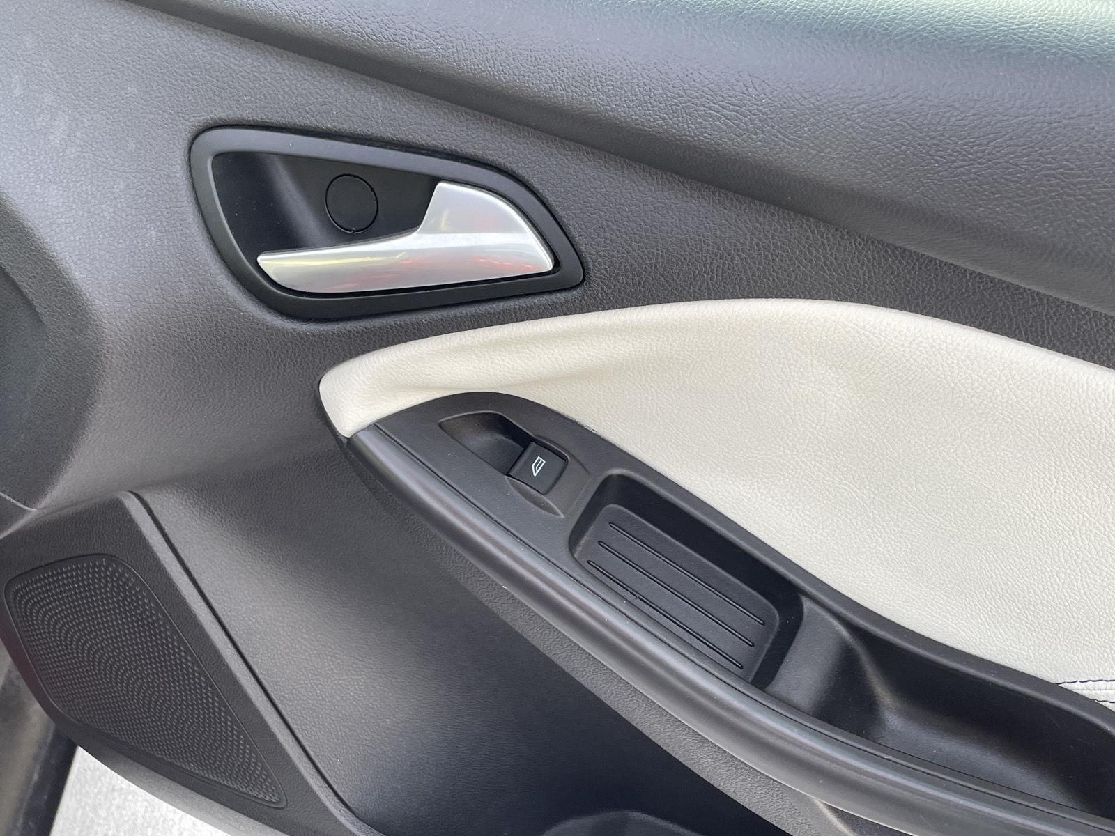 Vehicle photo 19