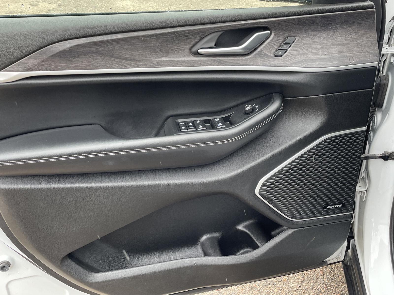Vehicle photo 12