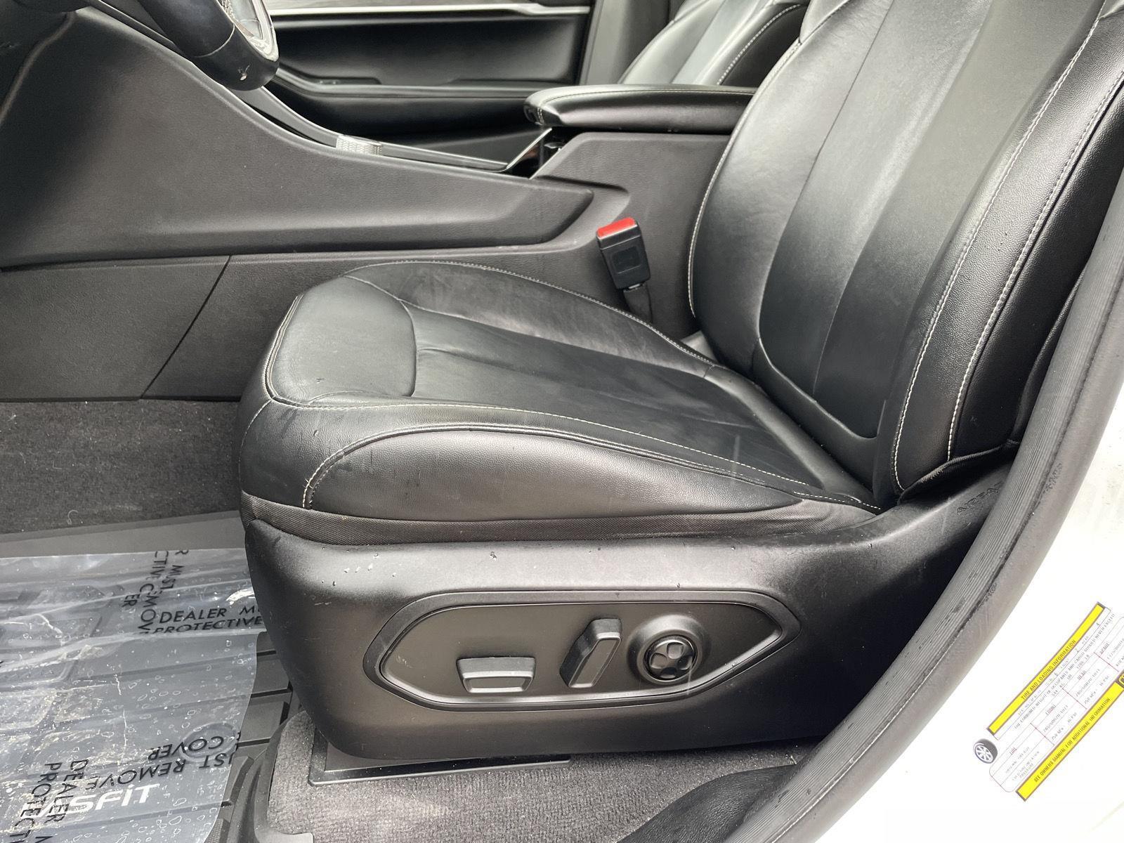 Vehicle photo 17