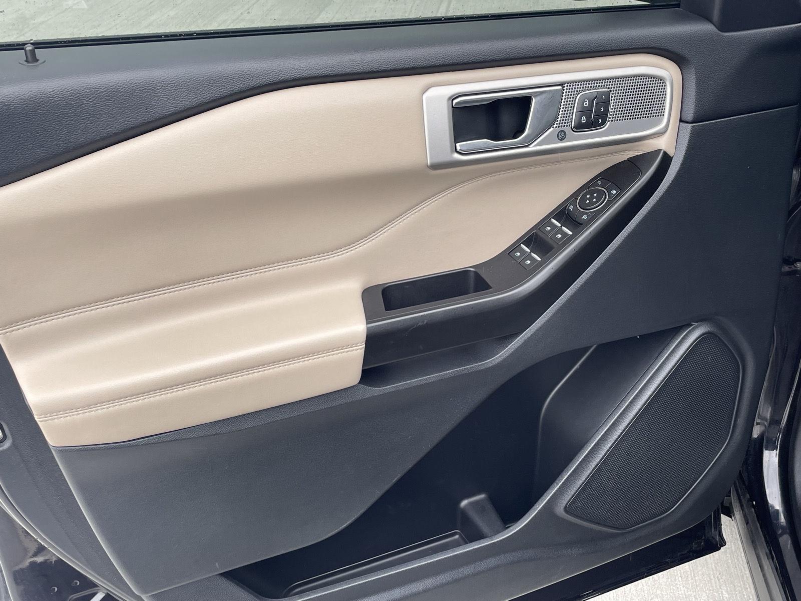 Vehicle photo 12