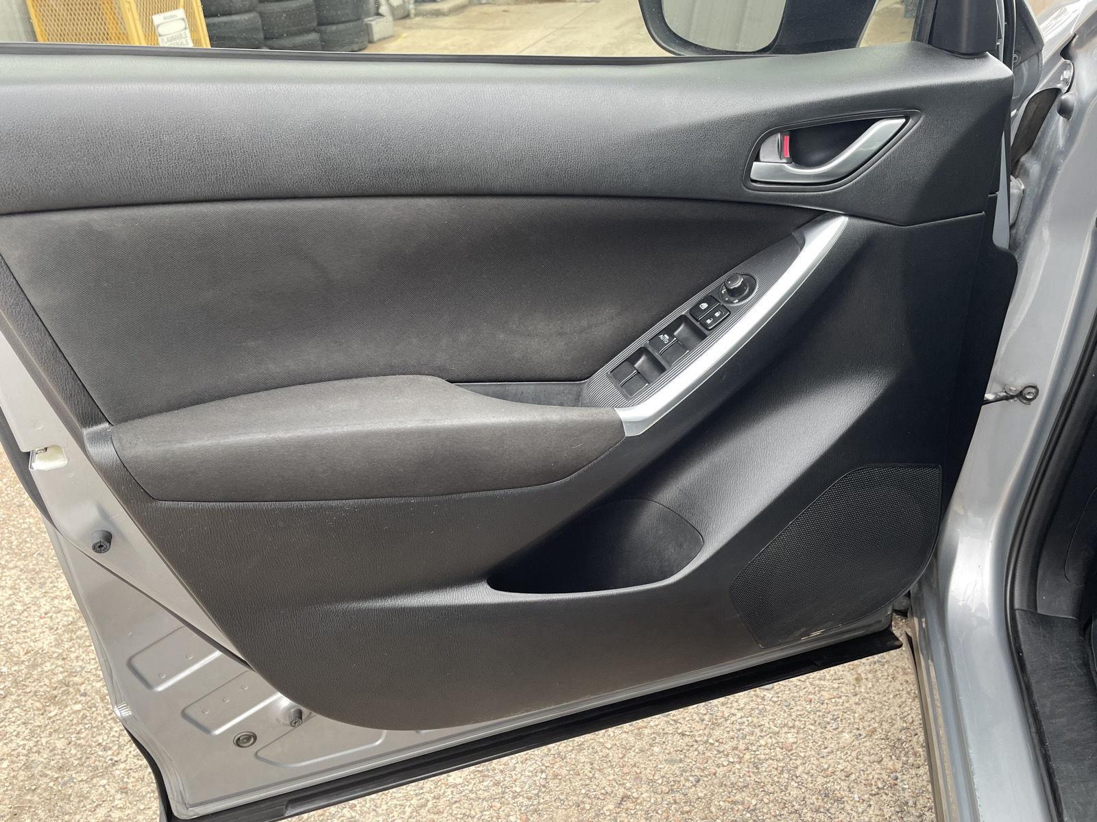 Vehicle photo 12