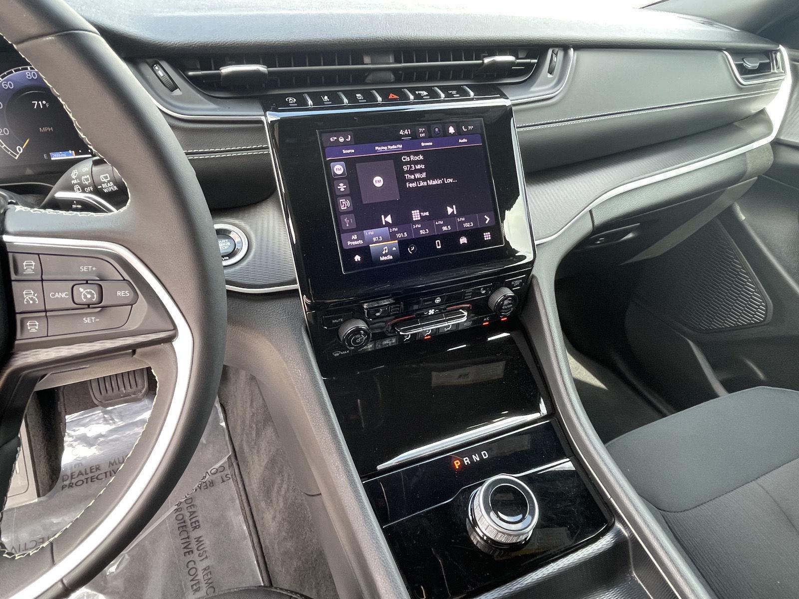Vehicle photo 14