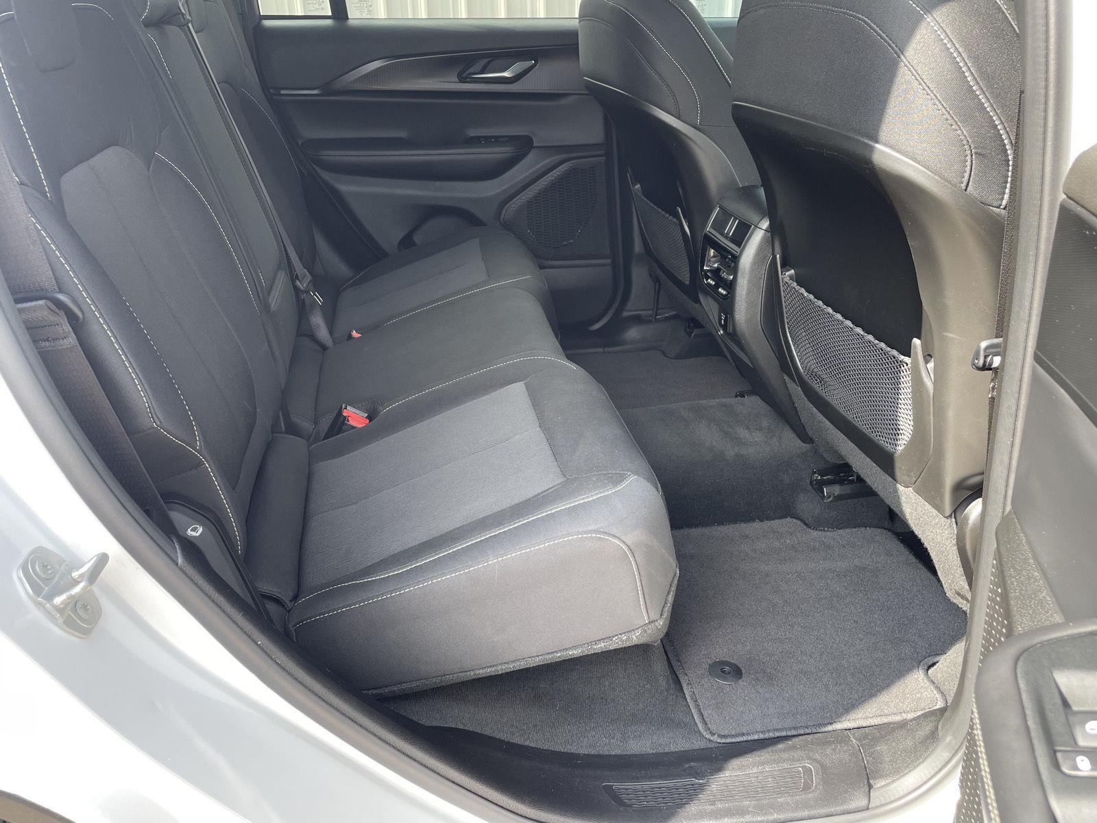 Vehicle photo 17