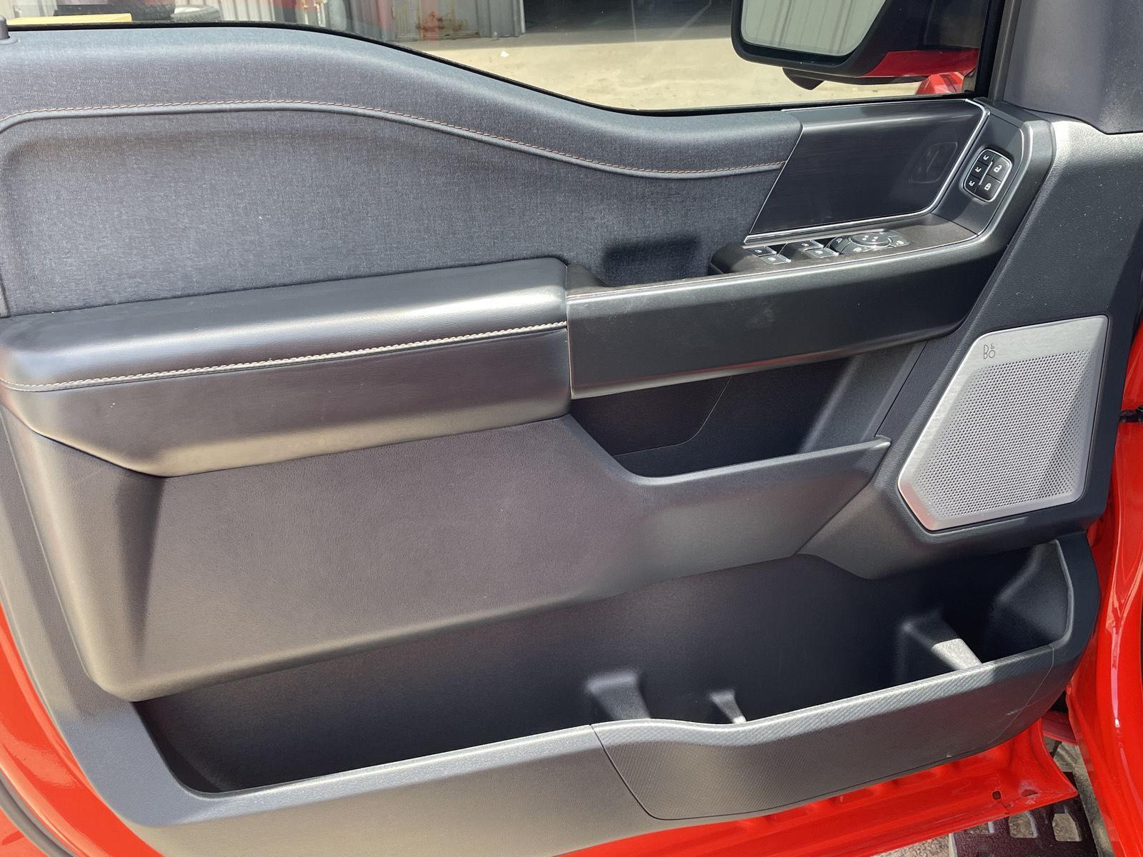 Vehicle photo 12