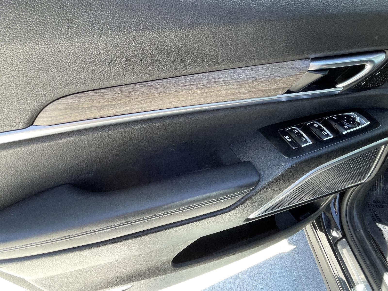 Vehicle photo 12