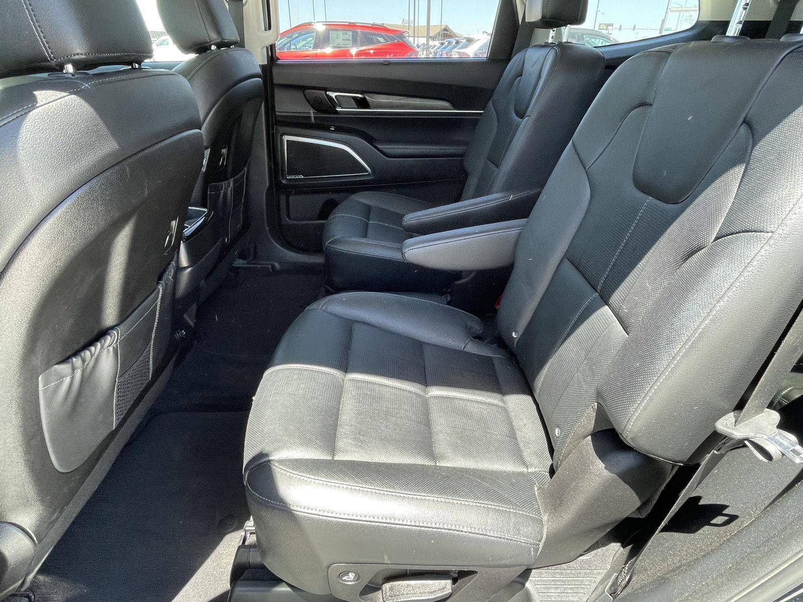 Vehicle photo 16