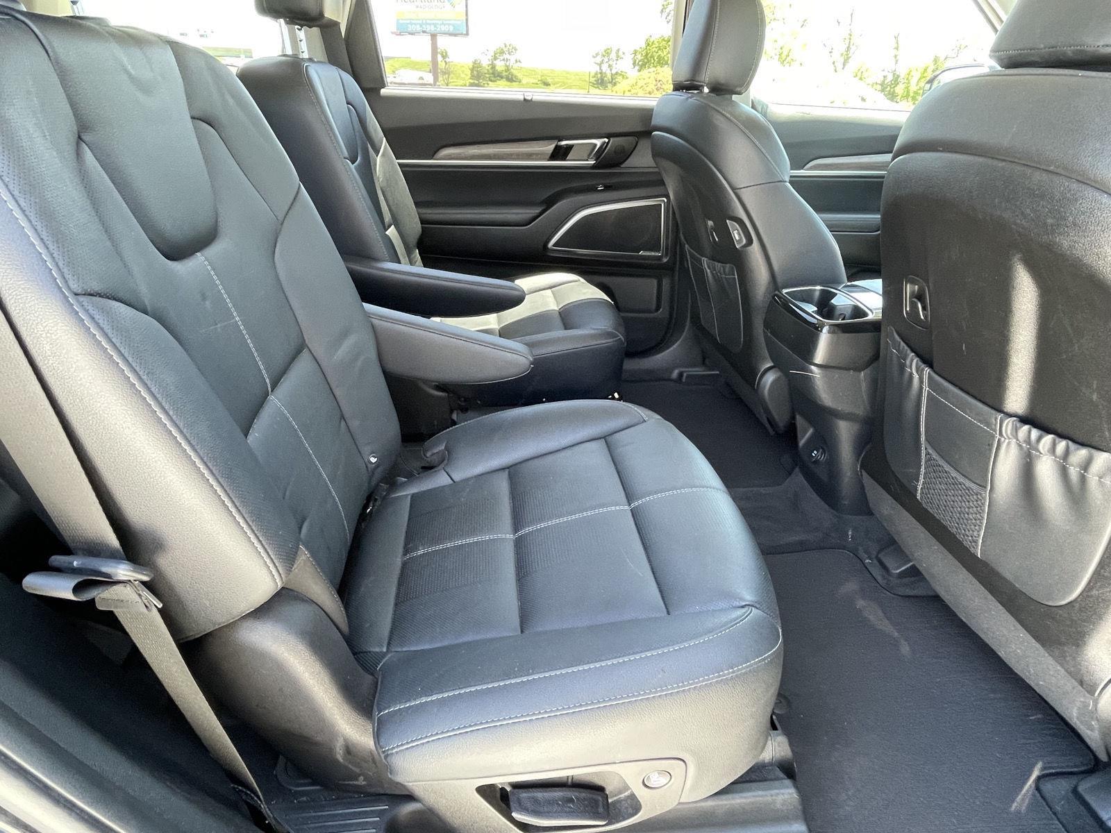 Vehicle photo 19