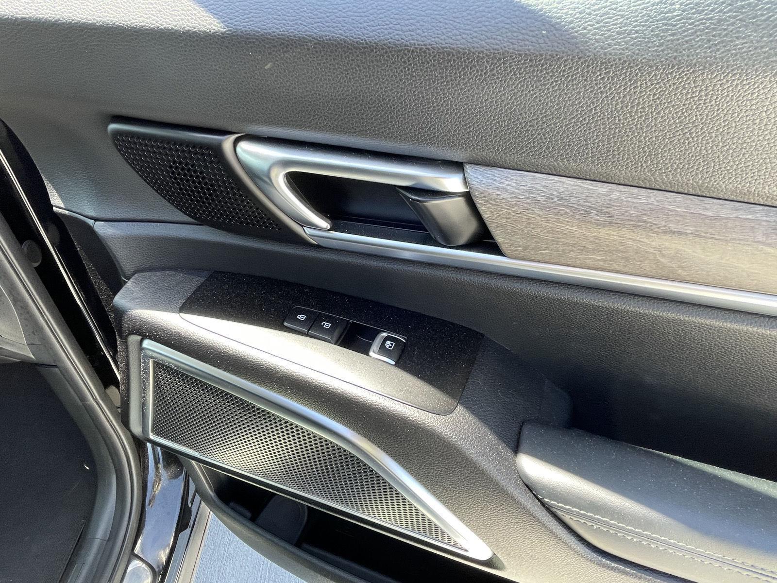 Vehicle photo 21