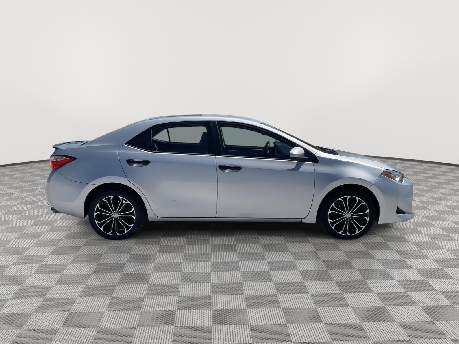 Vehicle photo 4