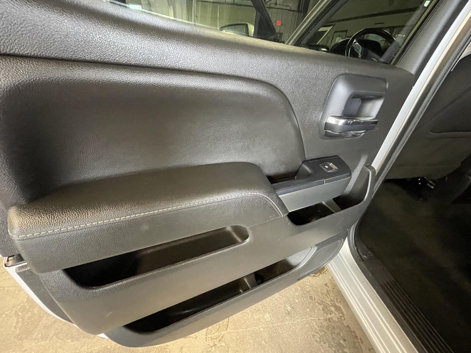 Vehicle photo 12