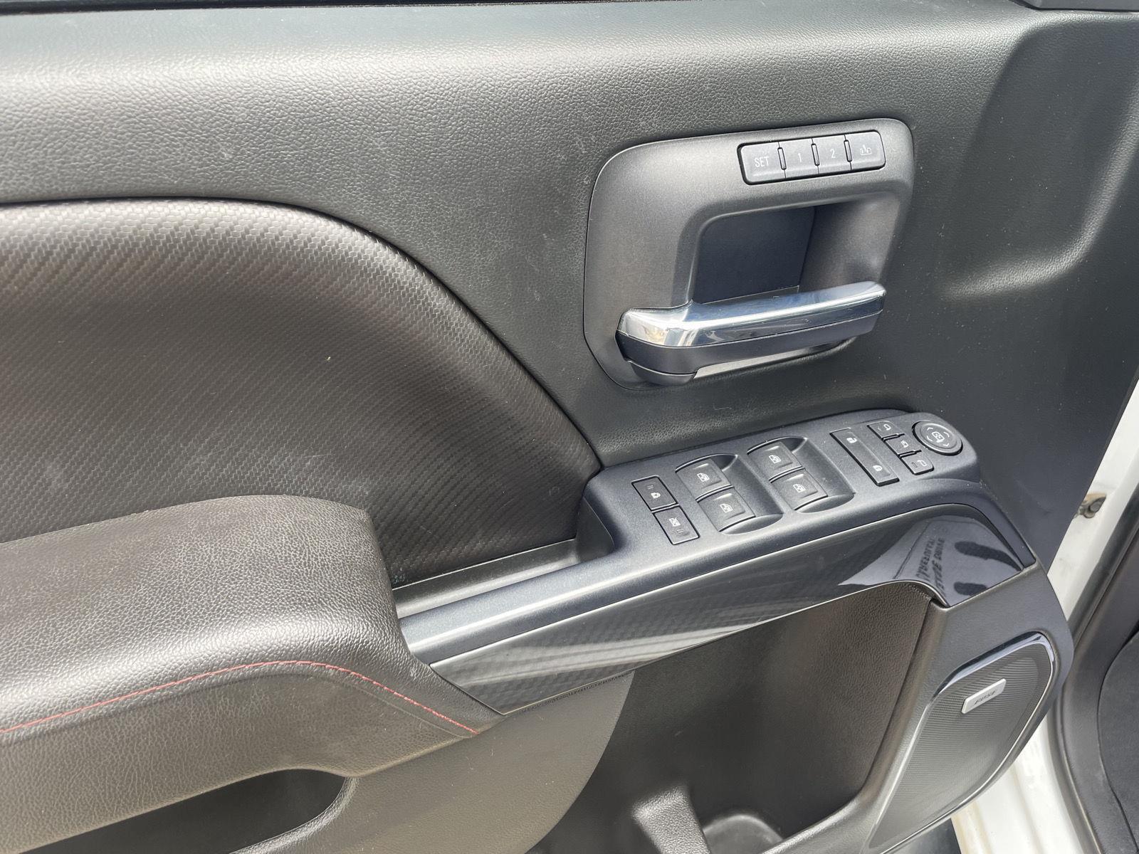 Vehicle photo 12