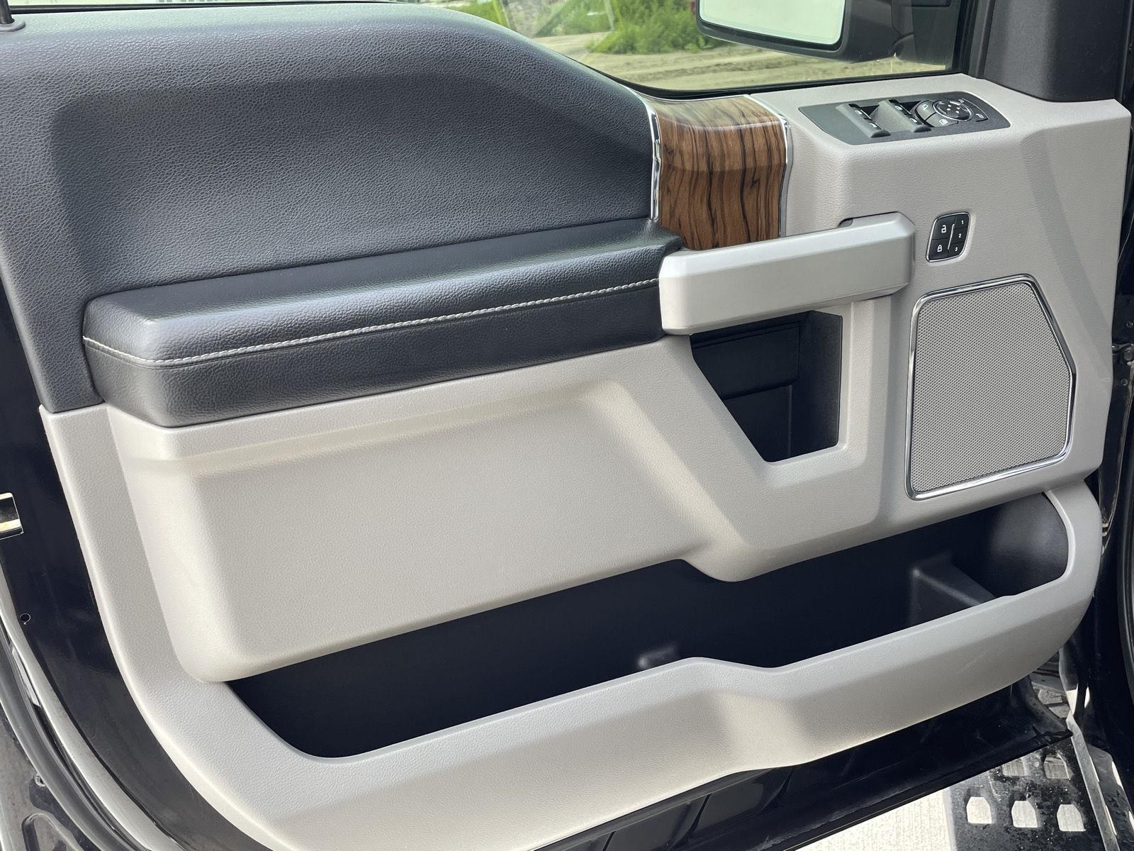 Vehicle photo 12