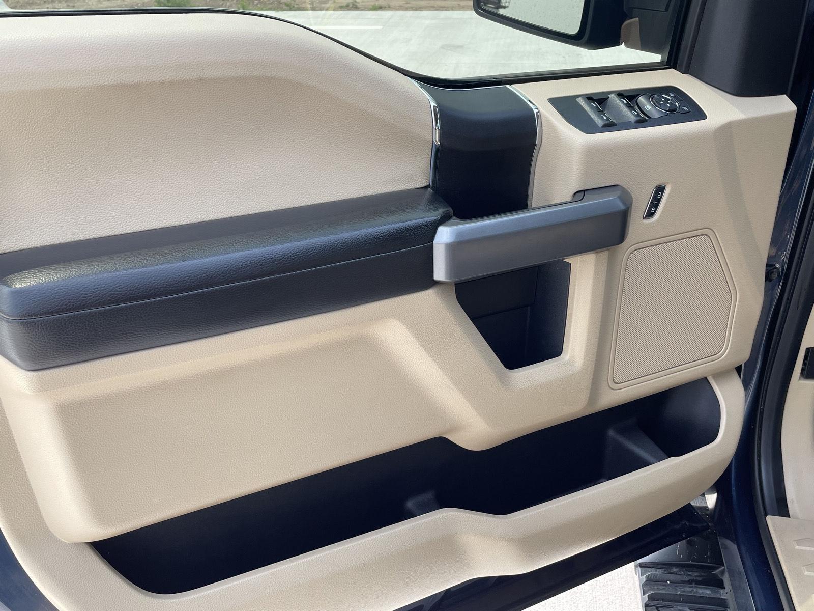 Vehicle photo 12