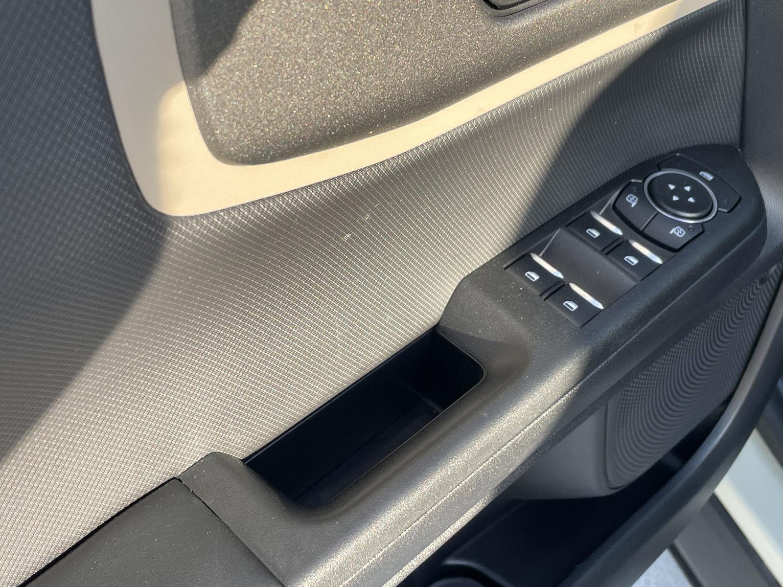 Vehicle photo 12