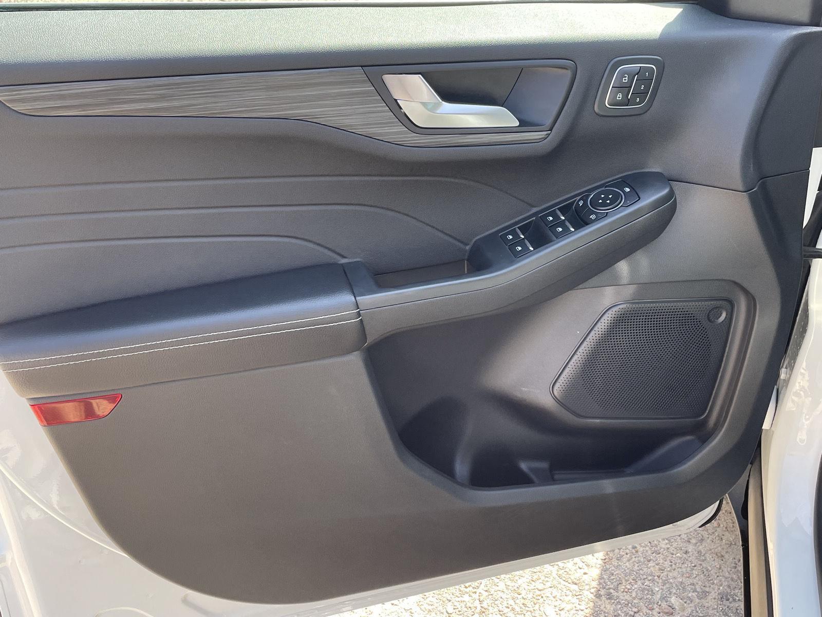 Vehicle photo 12